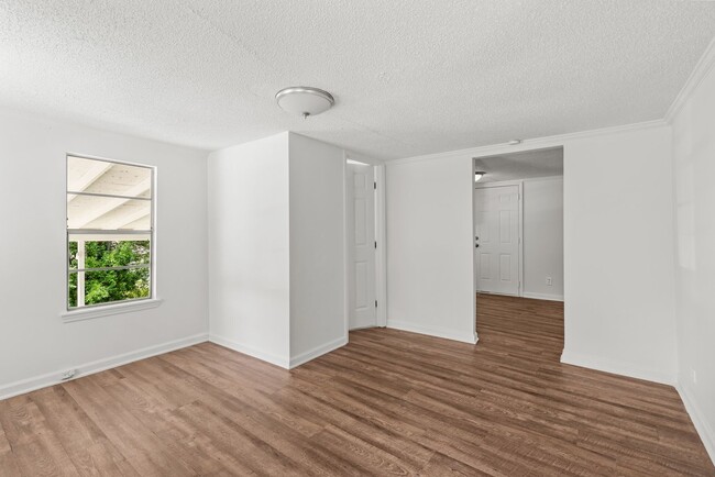 Building Photo - Stunning & Newly Renovated 3 Bedroom 2 Bat...