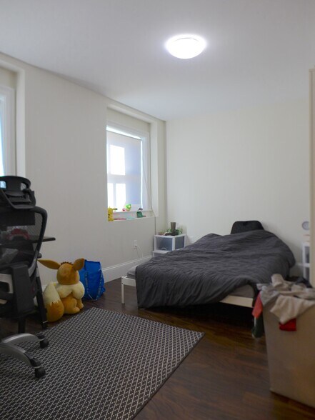 Building Photo - 8 Newcomb St