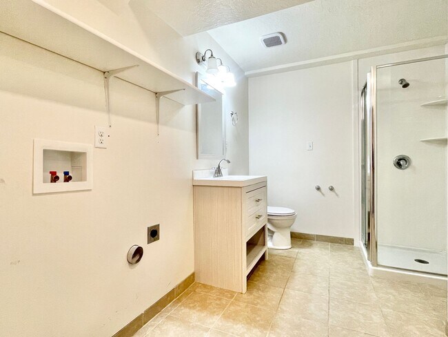 Building Photo - Lovely Sandy Home in Well Kept Neighborhood!