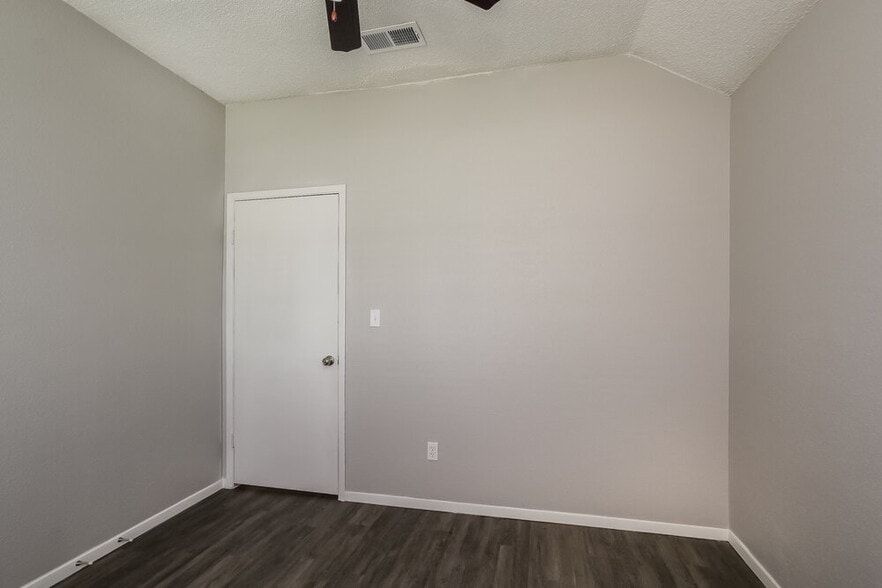 Building Photo - 9723 Orangevale Dr