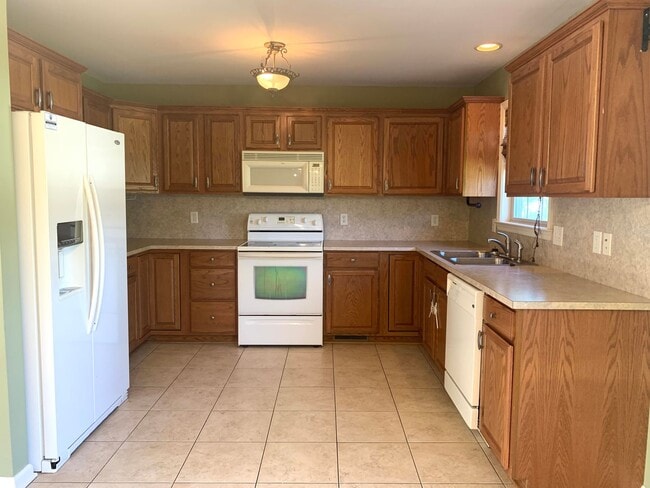 Building Photo - CONTRACT PENDING!! Lovely single family, brick rancher home with 3 beds/2.5 baths!!