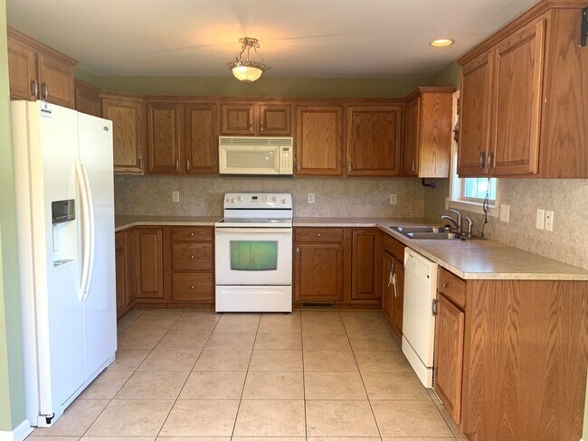 Building Photo - Lovely single family, brick rancher home with 3 beds/2.5 baths!!