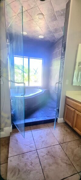 Whirlpool & shower spa - 1502 E Estrid Ave