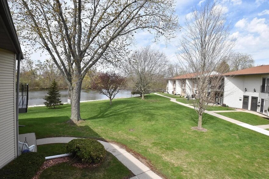 Building Photo - N114W17033 Armada Dr