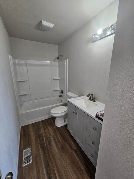 upstairs bathroom - 618 Hudson Bay Dr