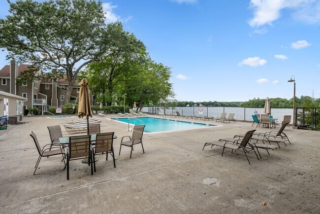 Building Photo - 48 Pointe Rok Dr