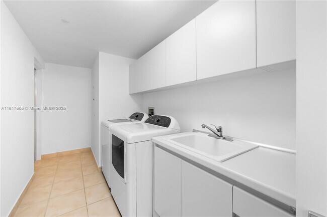 Building Photo - 1643 Brickell Ave