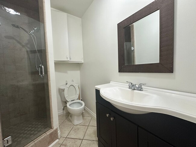 Building Photo - Three Bedrooms and Two Bathrooms
