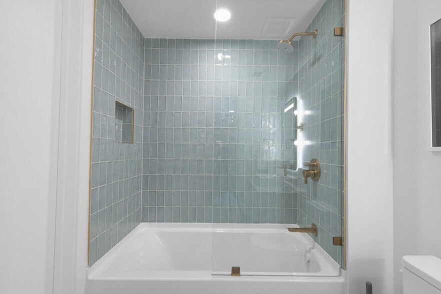 Building Photo - 601 NE 1st Ave