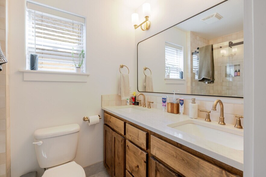 Building Photo - 63121 De Haviland Ct