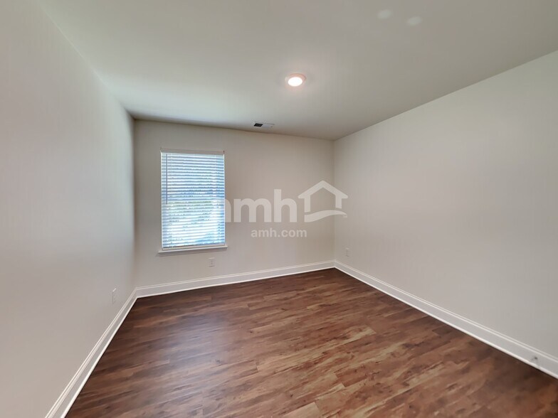 Building Photo - 2042 Windsor Park Ave