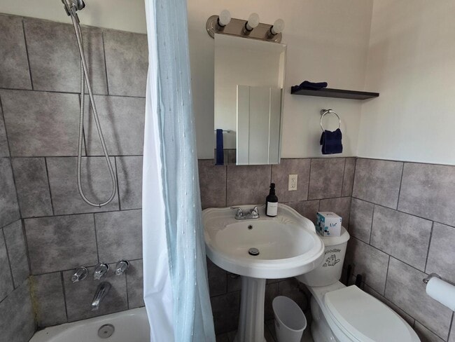 Building Photo - 3046 S Moreland Blvd