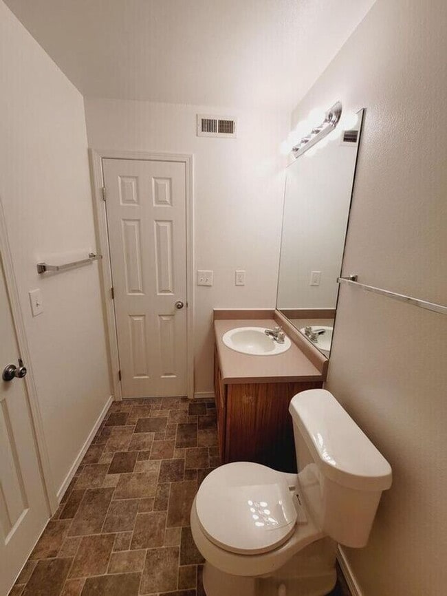 Building Photo - Cozy 2-Bedroom Upper-Level Home in Brookwo...