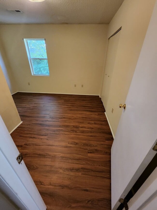 Building Photo - Quaint home located in City Limits
