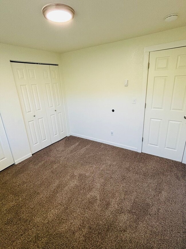 Building Photo - Cute 2 bedroom west Roseburg duplex with carport