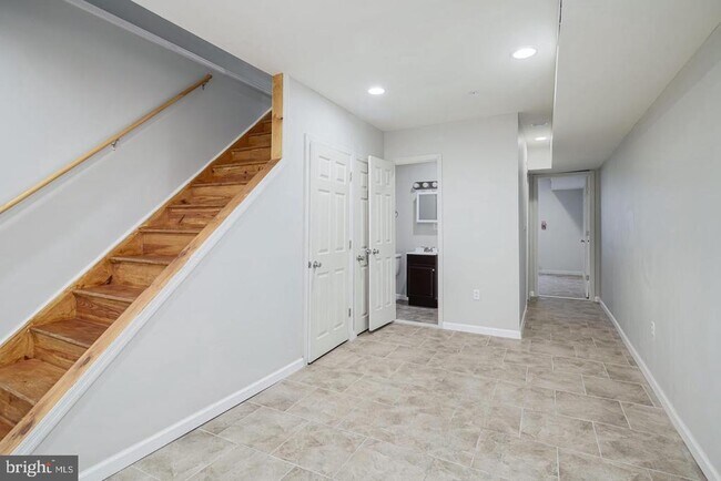 Building Photo - 2408 W Thompson St