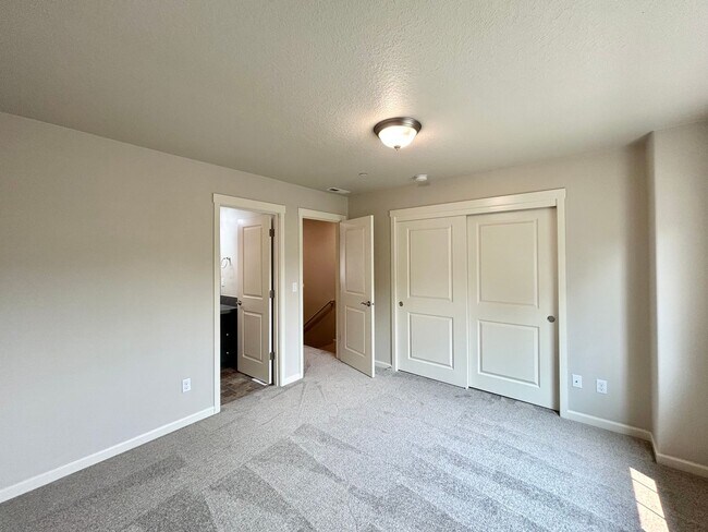 Building Photo - Stunning 2 Bed, 2.5 Bath Craftsman Townhome with Community Amenities!
