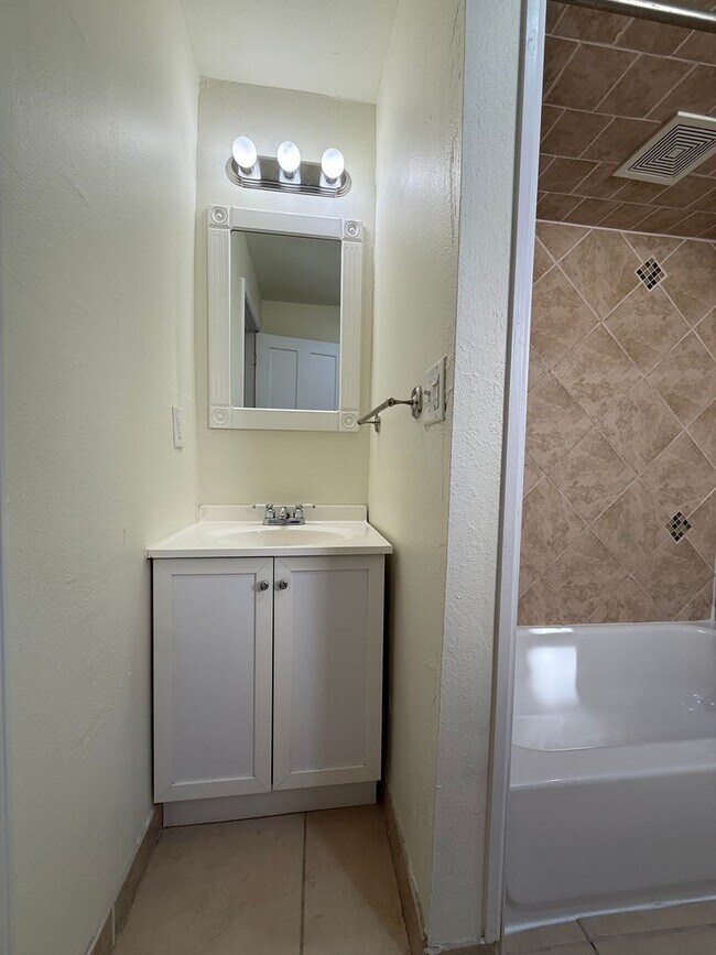 Building Photo - Updated 4BR / 2 Bath Home with off-street parking!