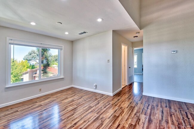 Building Photo - 355 Parkview Terrace