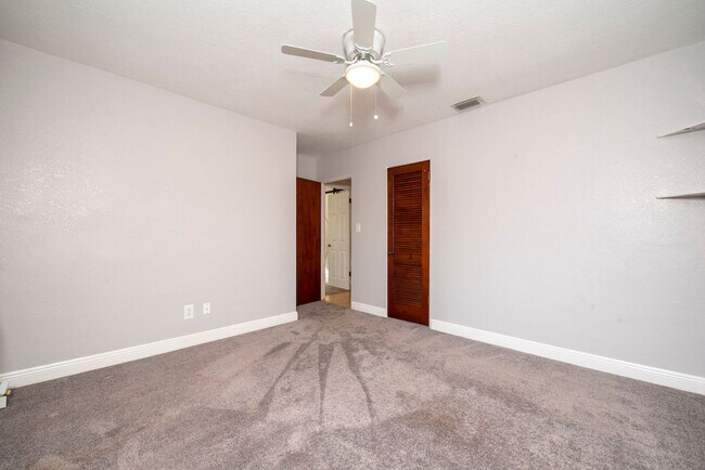 Building Photo - Cute 3/2 House with 2-Car Garage near Lake Underhill/Downtown Orlando