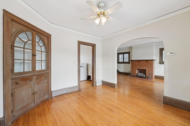 Building Photo - 661 Surrey Ave E