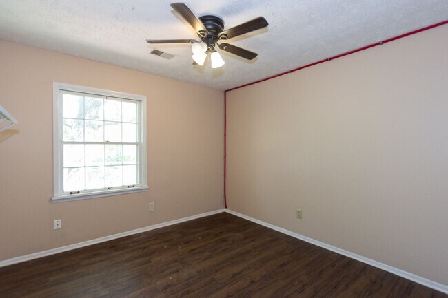 Building Photo - COMING SOON - 3 Bedroom 2 Bathroom Open Floorplan