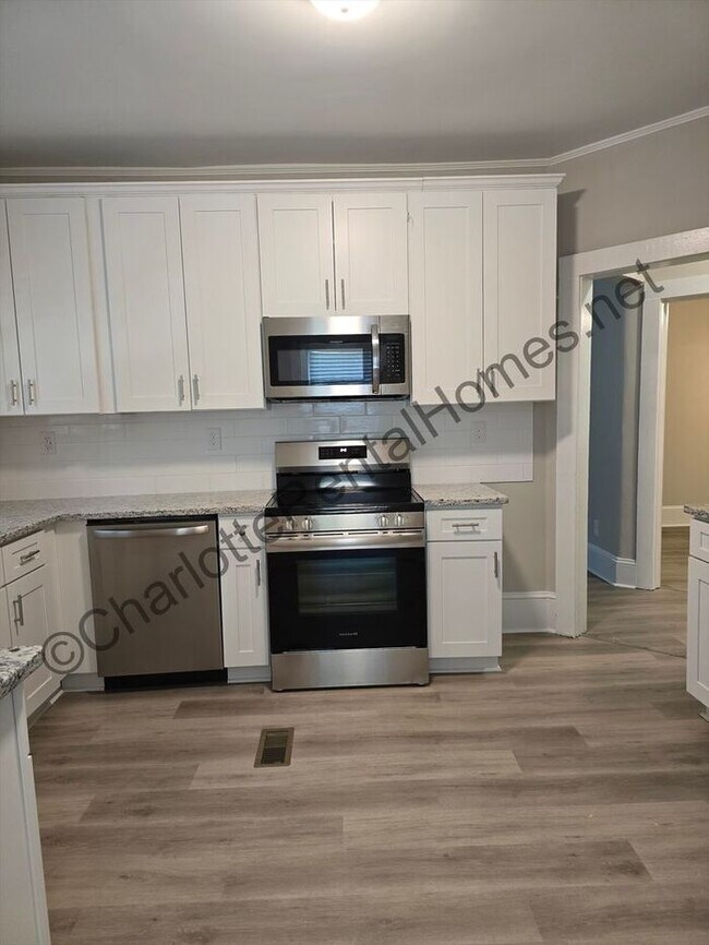 Building Photo - Stunning Renovated Home near Union Square!