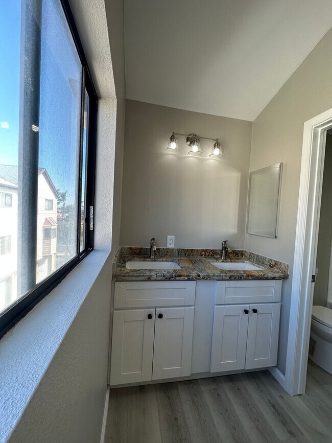 Building Photo - 455 E St.