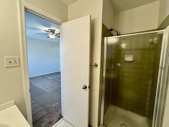 Building Photo - 3-Bedroom Townhome READY NOW!! Fresh Paint...