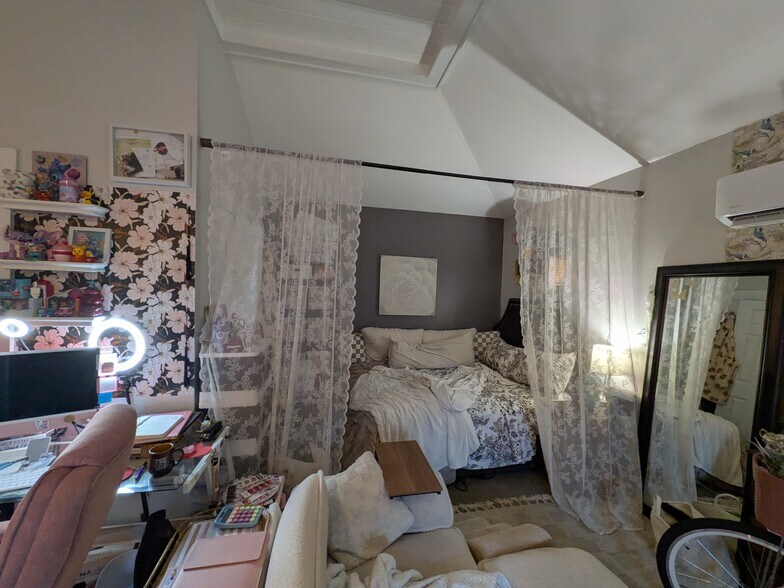 Building Photo - 12 E 54th St