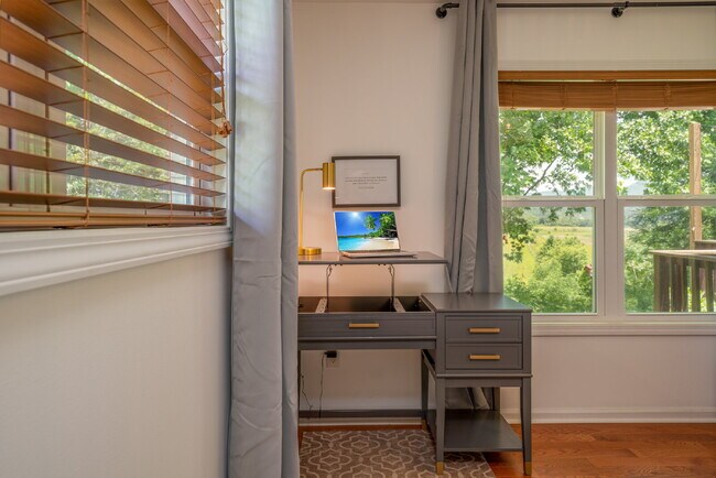 Building Photo - Mountain Lux Home - Centrally Located in B...