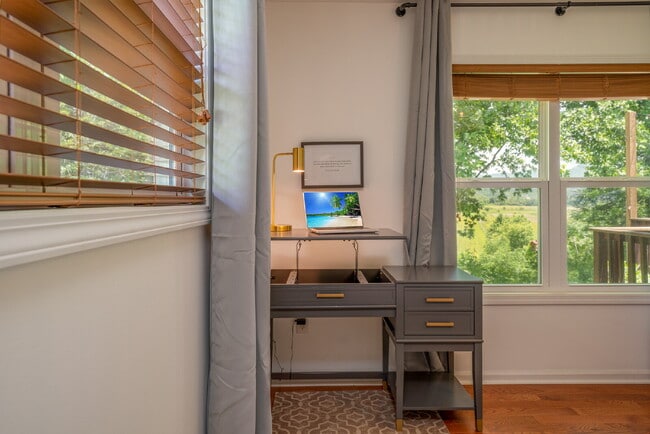 Building Photo - Mountain Lux Home - Centrally Located in Brevard! Furnished Mid- Term Rental Available from Novem...