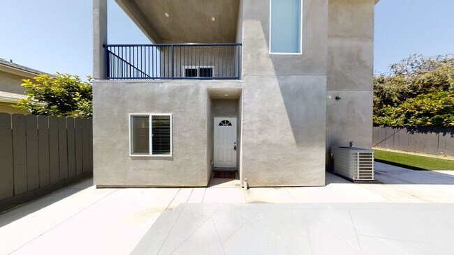 Building Photo - 4BD/2BA w Large Deck!