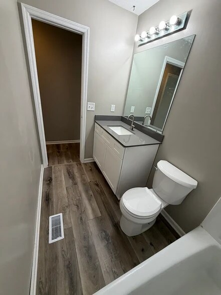 another shot of the main bathroom - 6718 S 87th St