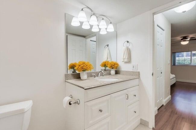 Building Photo - 3000 NE 5th Terrace