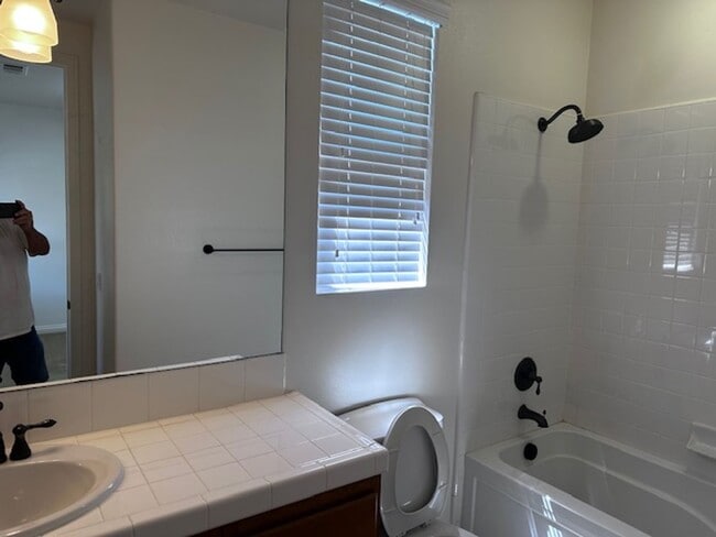 Building Photo - Excellent Extended Family home!