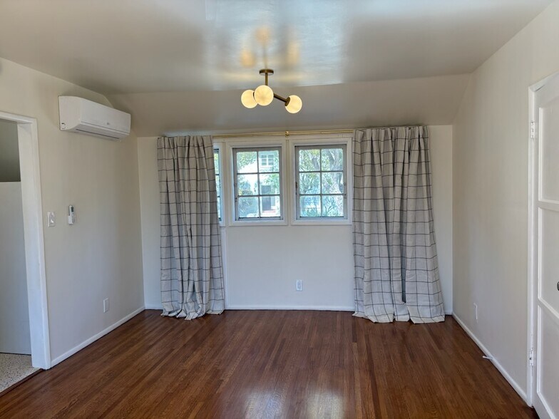 Building Photo - 1155 Oxley St