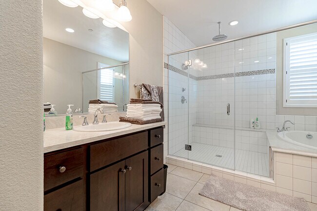 Building Photo - 582 Pasture Ave