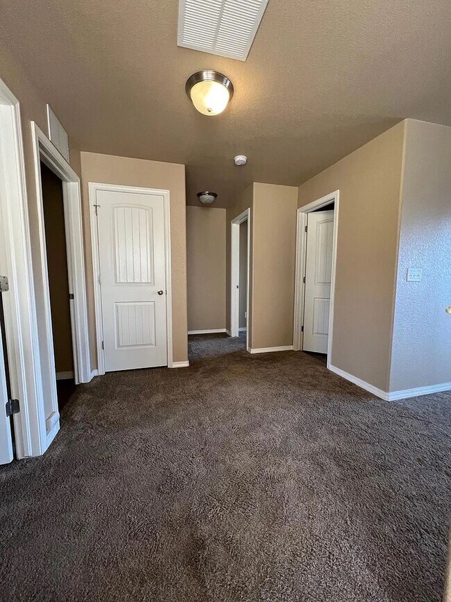 Building Photo - *COMING SOON* 3 Bedroom near Carson and Pe...