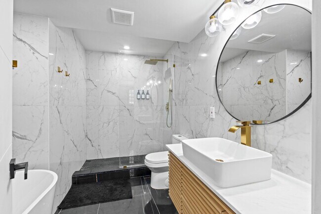 Building Photo - 715 Kaye St