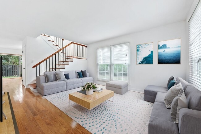 Building Photo - Modern 3-Bed Townhome in Hoffman Estates –...