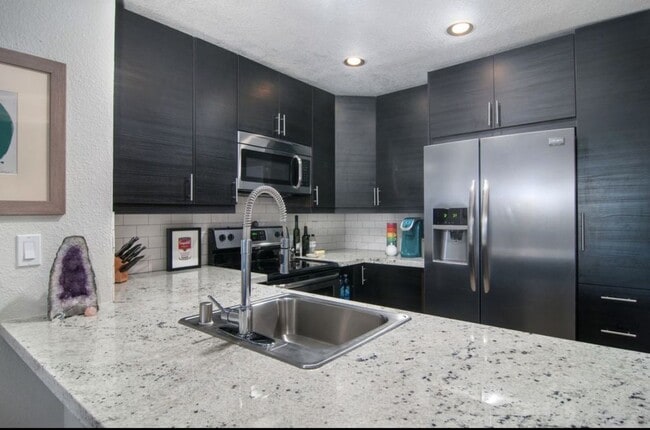 Building Photo - Spacious 2BR/2BA