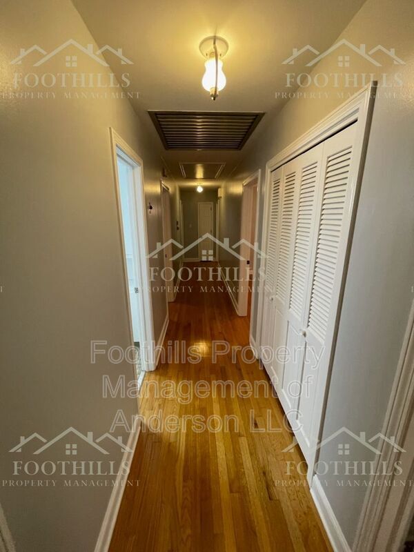 Building Photo - 901 Pine Cone Trail