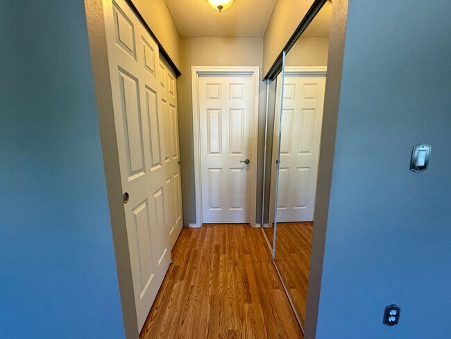 Building Photo - Beautiful 3 bedroom, 2.5 bathroom home in ...