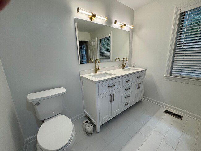 Building Photo - Nice Brick 2/2.5 Townhome in Atlanta- $2,750