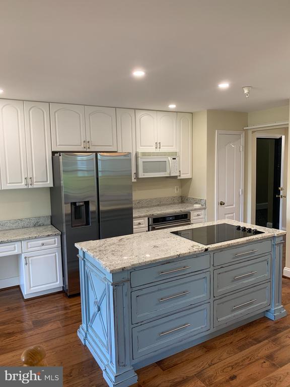Building Photo - 400 Symphony Cir