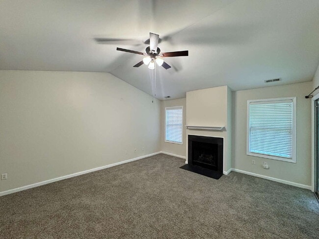 Building Photo - Beautiful 2 Bedroom Condo in Cary!