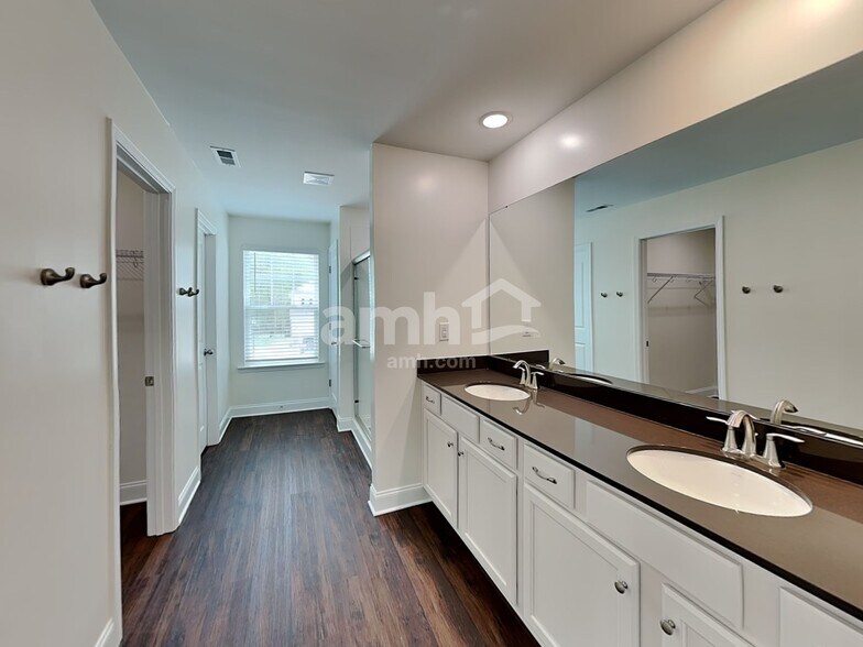 Building Photo - 13009 Redwind Dr