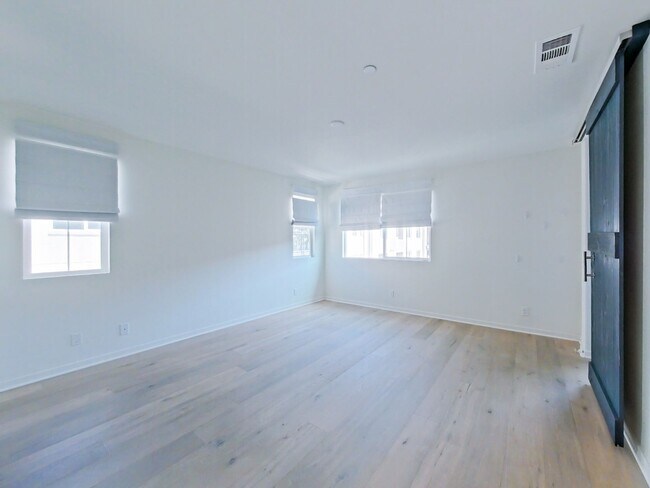 Building Photo - Los Alamitos Condo - 3 Bedroom / 2.5 Bathr...