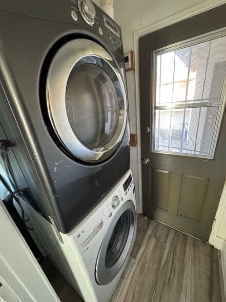 Building Photo - 5808 Edgemar Ave